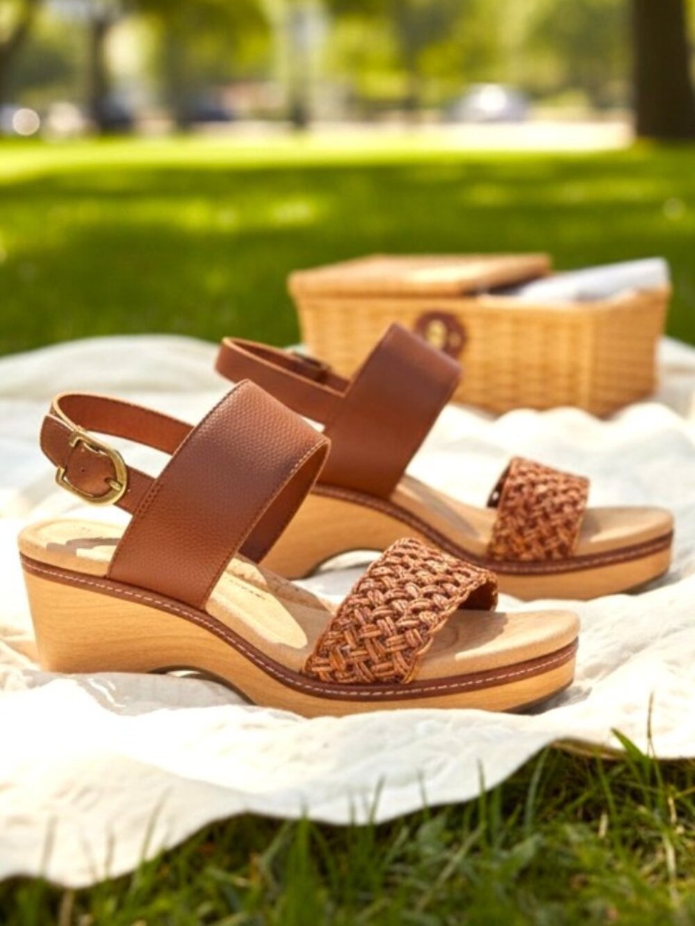 NIB Clarks Seannah Step Tan Wedge Sandals -Size 9